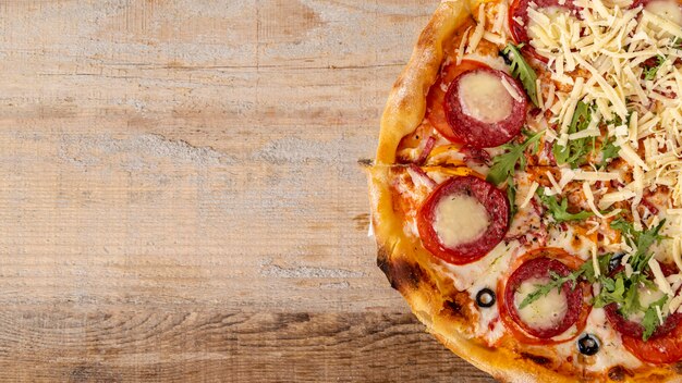 Bovenaanzicht pizza met kopie ruimte