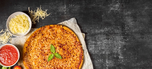 Bovenaanzicht pizza met tomatensaus en mozzarella met kopie-ruimte