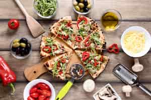 Gratis foto bovenaanzicht pizzapunten met toppings