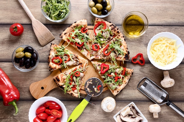 Bovenaanzicht pizzapunten met toppings