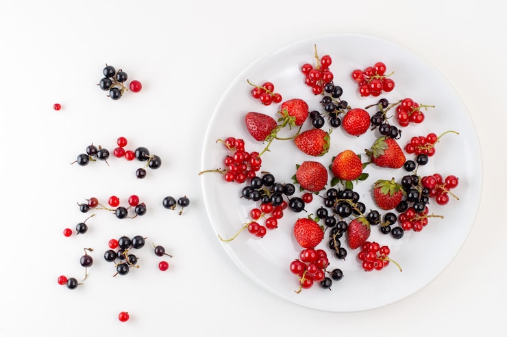 Gratis Foto bovenaanzicht plaat met aardbeien vers en zacht met bluberries en veenbessen op de witte achtergrond kleur verse zachte fruitbes