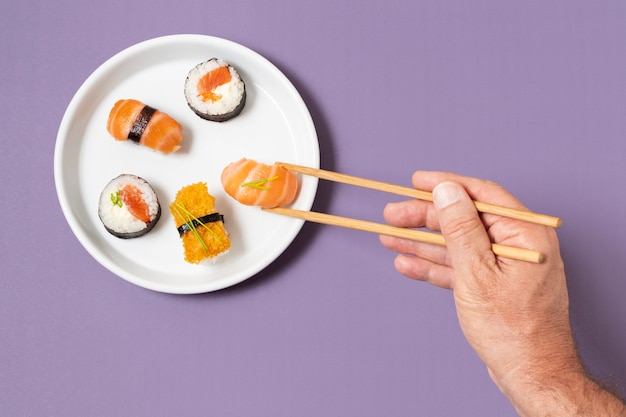 Bovenaanzicht plaat met sushi