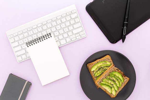 Bovenaanzicht plaat met toast en avocado voor het ontbijt