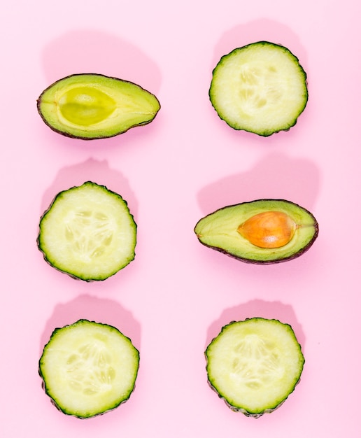 Bovenaanzicht plakjes avocado en komkommer