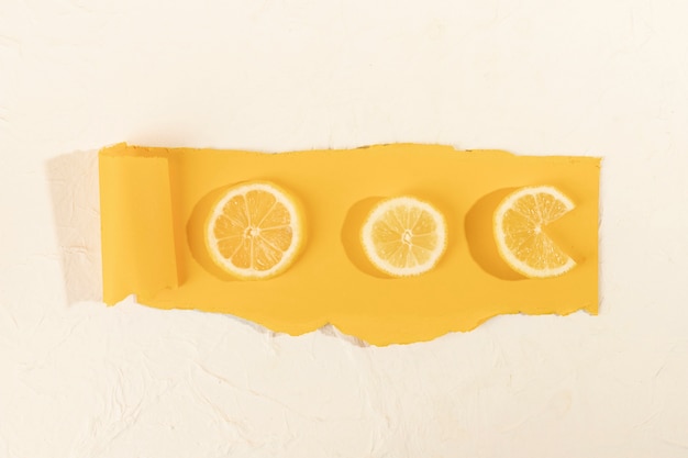 Gratis foto bovenaanzicht plakjes citroen op tafel