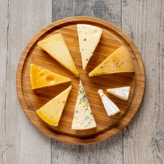 Bovenaanzicht plakjes kaas op een tafel