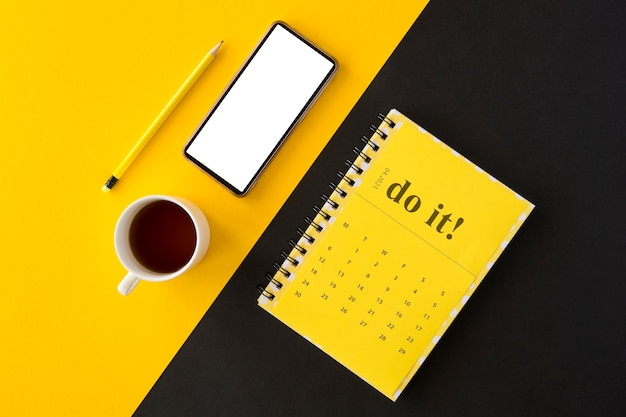 Bovenaanzicht planner gele kalender en koffie