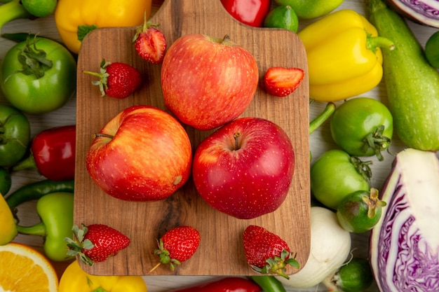 Bovenaanzicht plantaardige samenstelling met fruit op wit bureau