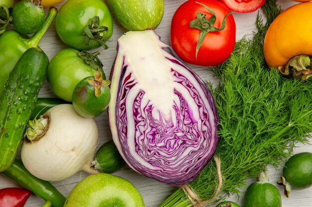 Bovenaanzicht plantaardige samenstelling met fruit op witte achtergrond