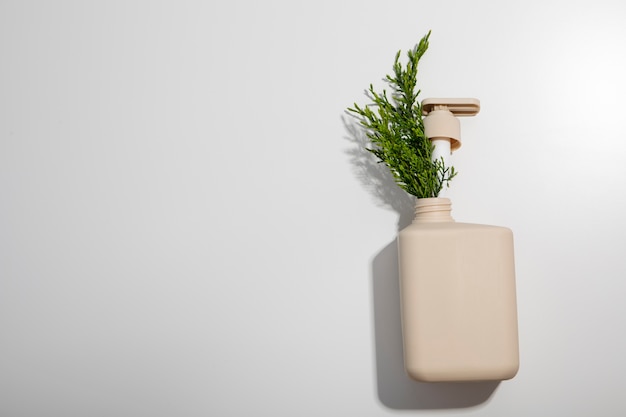Bovenaanzicht plastic fles met plant- en kopieerruimte