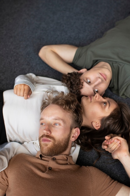 Gratis foto bovenaanzicht polyamorie relatie voor jongeren