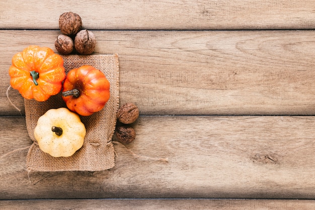 Bovenaanzicht pompoenen met kopie ruimte