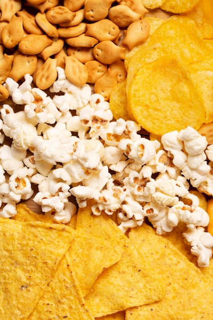 Bovenaanzicht popcorn en chips arrangement