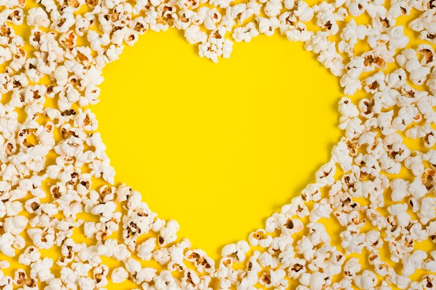 Bovenaanzicht popcorn hartvorm