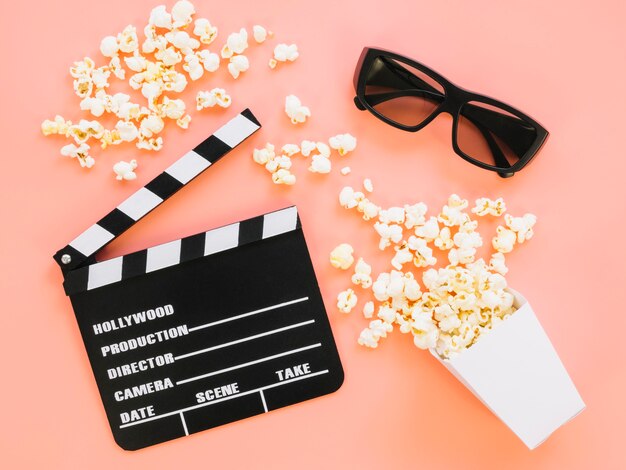 Bovenaanzicht popcorn met Filmklapper en 3D-bril