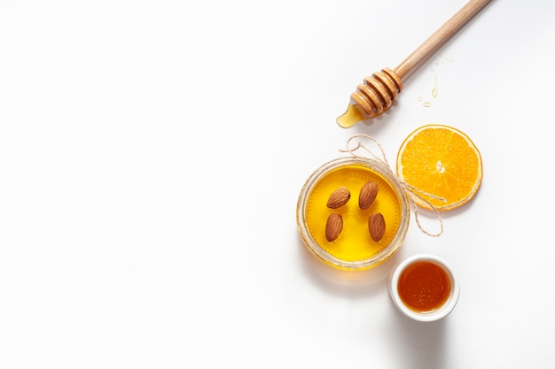 Bovenaanzicht pot met honing en stok
