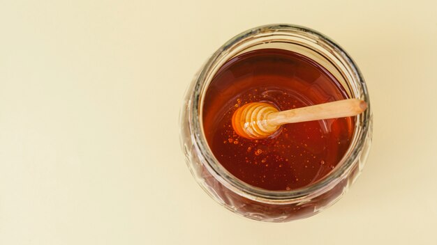 Bovenaanzicht pot met zelfgemaakte honing