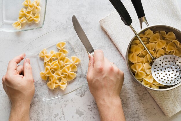 Bovenaanzicht pot vol met rauwe pasta