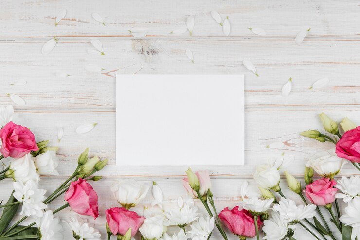 Gratis Foto bovenaanzicht prachtige lente bloemen arrangement met lege kaart