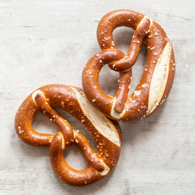 Gratis foto bovenaanzicht pretzels voor ontbijt