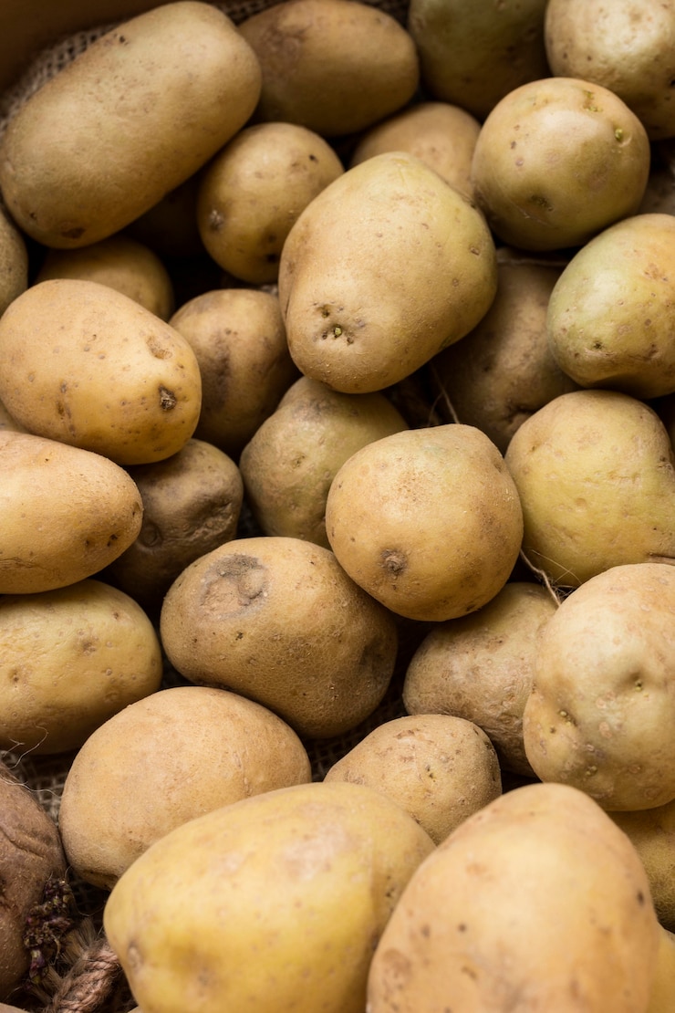 Gratis Foto bovenaanzicht rauwe aardappelen arrangement