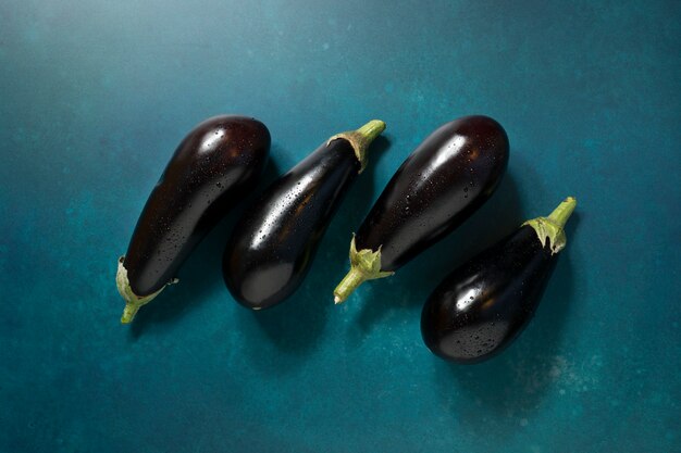 Bovenaanzicht rauwe aubergine stilleven