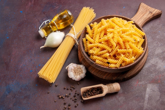 Bovenaanzicht rauwe Italiaanse pasta met uien op donkere achtergrond pasta deeg maaltijd eten