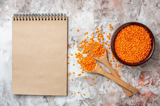 Bovenaanzicht rauwe oranje linzen op lichte achtergrond soep kleur foto voedsel zaad