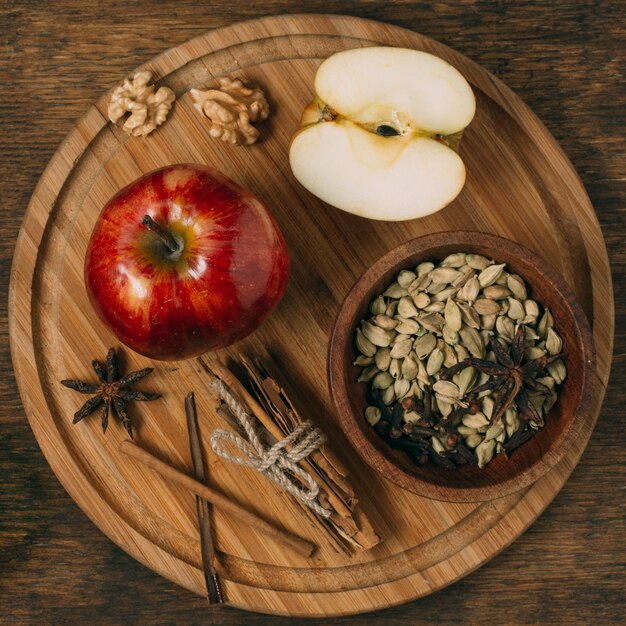 Bovenaanzicht regeling met appel op een houten bord