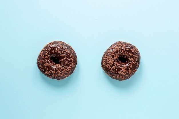 Bovenaanzicht regeling met donuts en blauwe achtergrond