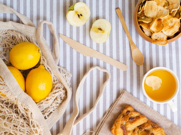 Bovenaanzicht regeling met fruit en gebak