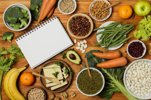 Gratis foto bovenaanzicht regeling met groenten en notebook mock-up