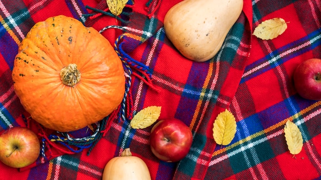 Bovenaanzicht regeling met pompoenen en appels