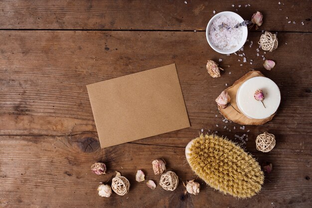 Bovenaanzicht regeling met stuk papier op houten achtergrond