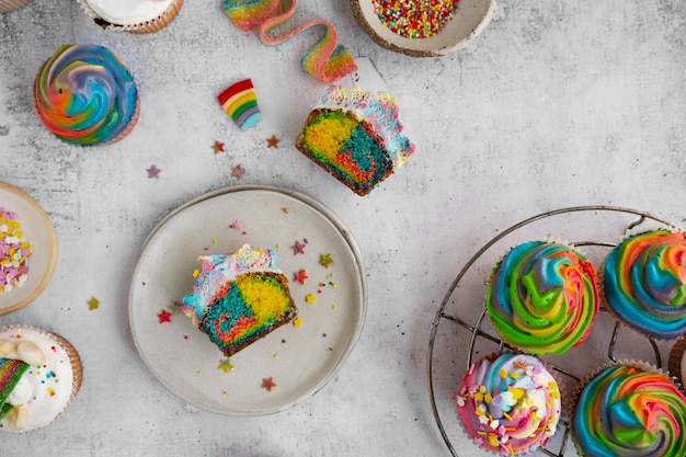Bovenaanzicht regenboog cupcakes stilleven