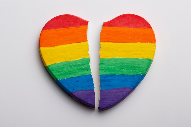 Gratis foto bovenaanzicht regenboog gebroken hart op witte achtergrond