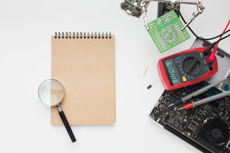 Gratis Foto bovenaanzicht reparatie van een laptop met kladblok
