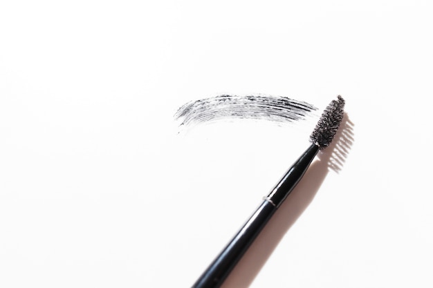 Bovenaanzicht rimmel op witte achtergrond