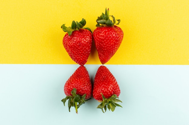 bovenaanzicht rode aardbeien verse rijpe mellow op de gekleurde vloer