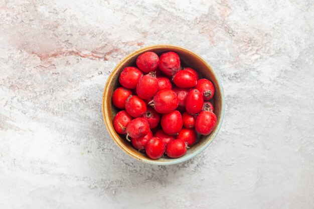 Bovenaanzicht rode bessen op witte tafel fruit verse smaak