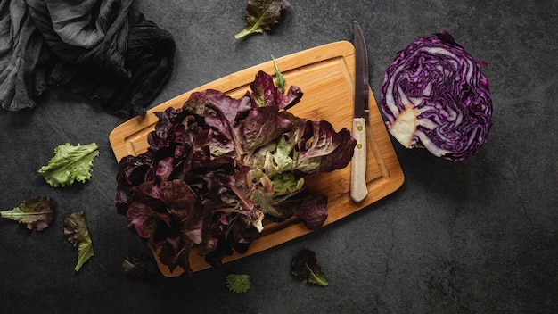 Gratis foto bovenaanzicht rode koolsalade