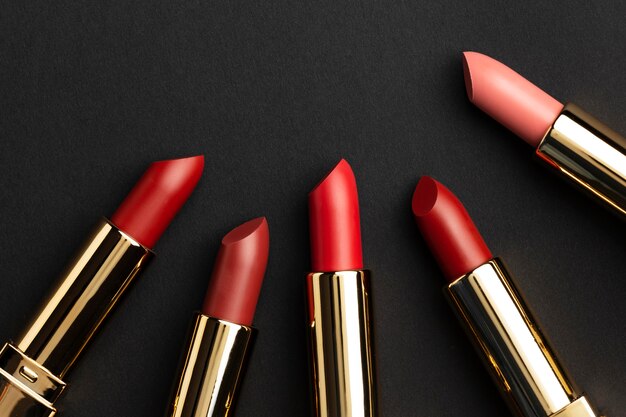 Bovenaanzicht rode lippenstift arrangement