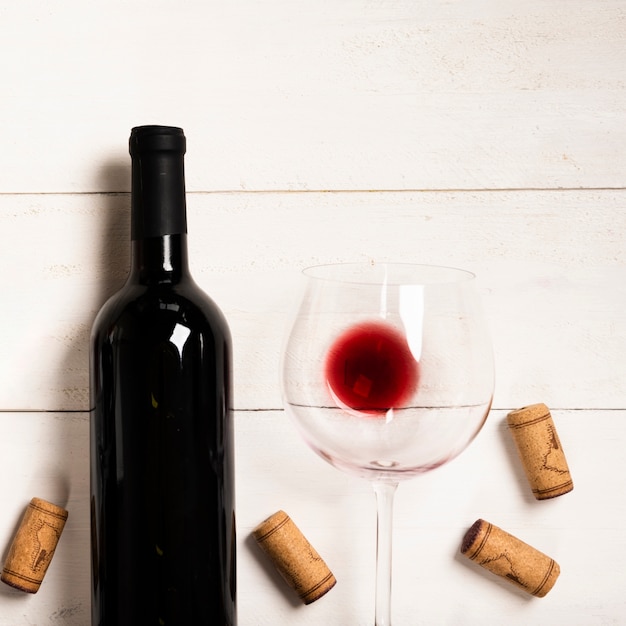 Gratis foto bovenaanzicht rode wijn met witte achtergrond