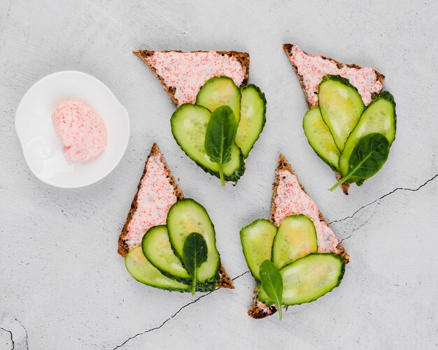 Bovenaanzicht Roe op brood met komkommers