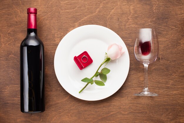 Bovenaanzicht romantisch arrangement met wijn