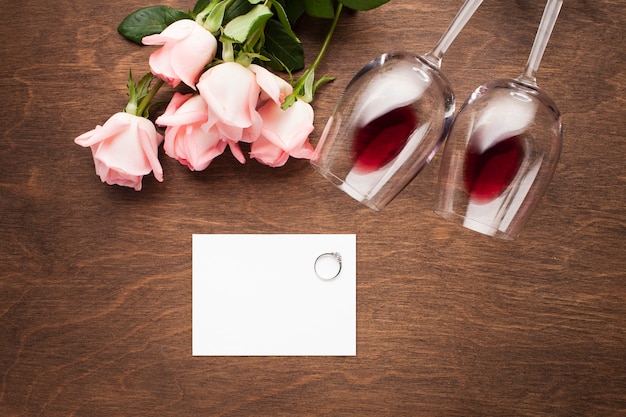 Gratis foto bovenaanzicht romantisch arrangement mock-up