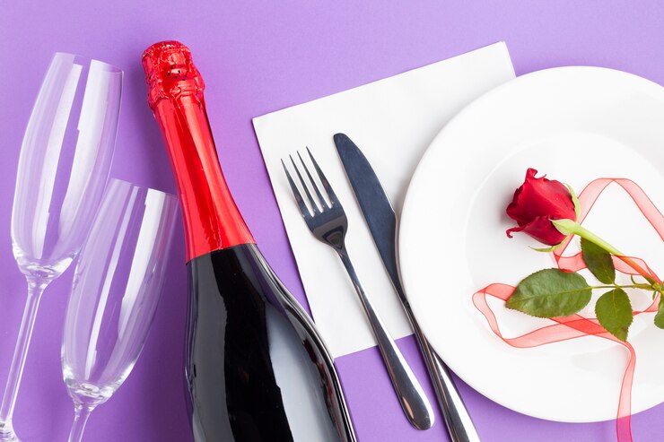 Gratis Foto bovenaanzicht romantische arrangement op paarse achtergrond