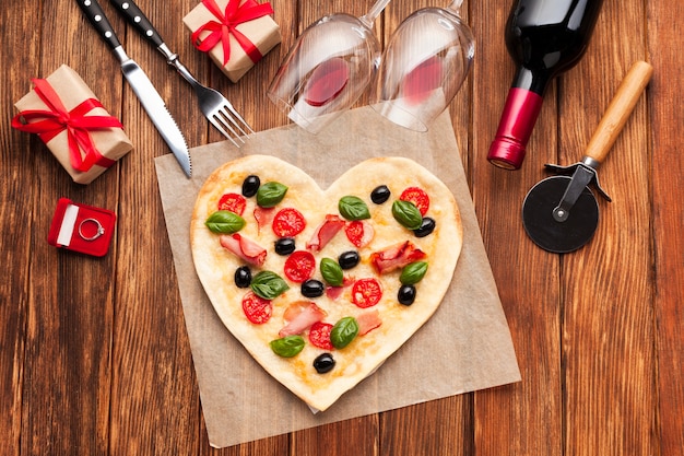 Bovenaanzicht romantische tabel instelling met pizza
