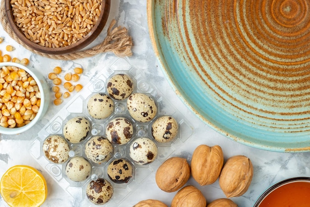 Gratis foto bovenaanzicht ronde dienblad met noten meel brood eieren en melk op witte achtergrond foto kleur cake taart deeg hotcake broodje koekjes