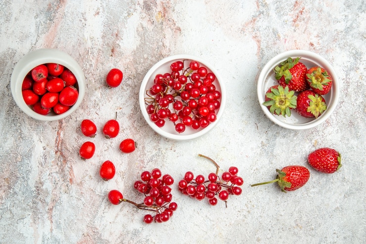 Gratis Foto bovenaanzicht rood fruit met bessen op witte tafel verse rode fruitbes